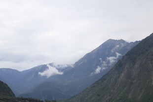 壮丽山景 云雾缭绕雪峰