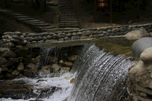 山间流水小瀑布景观