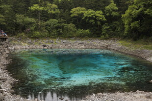 清澈蓝湖 山林环绕之美景