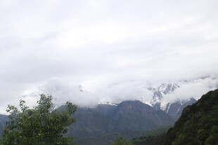 云雾缭绕的山间美景