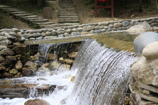 山间小瀑布流水景致