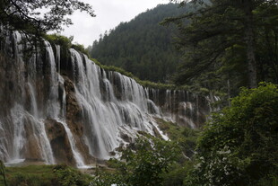 山间壮丽瀑布景观