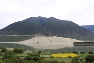 山水间的田园风光