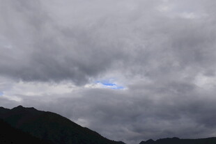乌云下的山峦与透出的蓝天