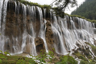 壮观山间瀑布自然美景
