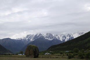 雪山下的开阔自然景致