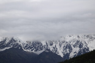 雪山远景