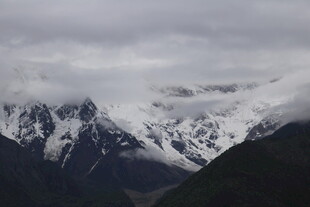 云雾缭绕的雪山美景
