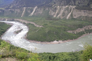壮丽山河间蜿蜒的河流