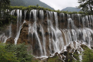 壮观山间瀑布景观