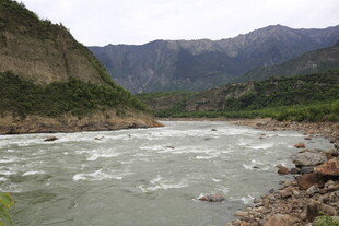 湍急河流旁的壮丽山景