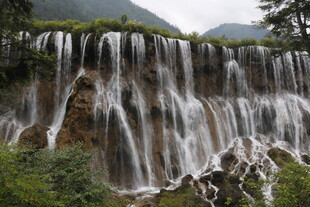 山间壮丽瀑布景观