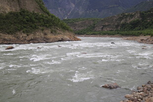 湍急河流与两岸山峦景色
