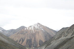 壮丽雪山山谷景观