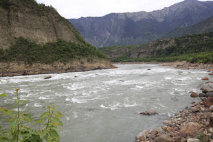 山间湍急河流风景