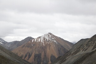 壮丽雪山山谷景观