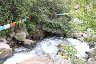山间溪流与经幡景观