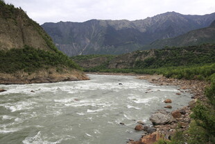 湍急河流伴青山美景
