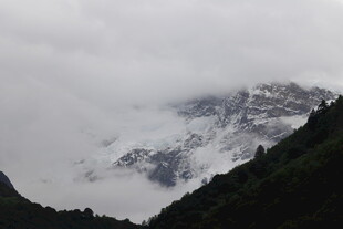 云雾缭绕的巍峨雪山