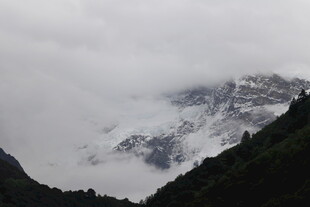 云雾缭绕的雪山景色