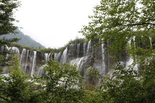 山间瀑布景观