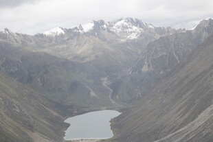 高山湖泊壮丽自然景观