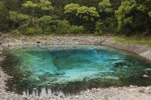 山间碧潭美景