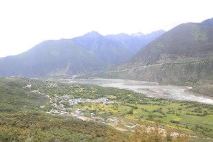 山间河谷村落美景
