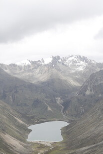 高山湖泊壮丽自然景观