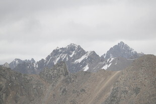 巍峨雪山壮丽景致