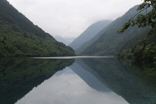 宁静山水湖景倒影如画