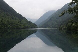 宁静山水湖景倒影如画