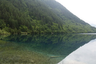 山间清澈湖水风景如画