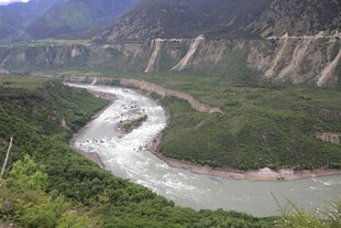 蜿蜒河流穿行于青山间