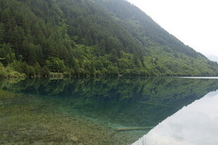 山间清澈湖水美景