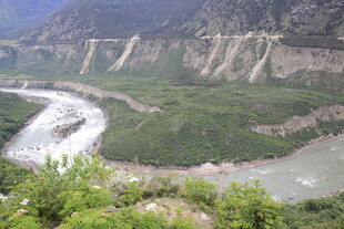 山间蜿蜒河流壮丽景观