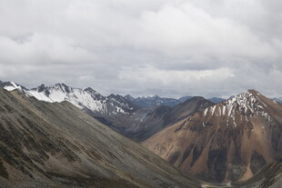 壮丽雪山山谷景观
