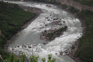 山间湍急河流