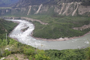蜿蜒河流穿行于青山之间