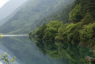 青山绿水间的静谧湖面