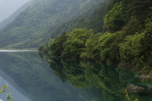 青山绿水间的静谧湖面