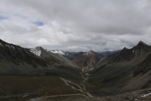 高山峡谷间的壮美风光