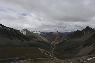 高山峡谷间的壮阔景致