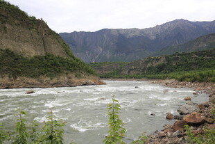 湍急河流旁的壮丽山景