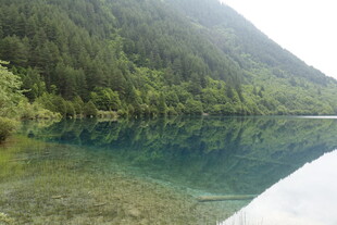 山间清澈湖水美景