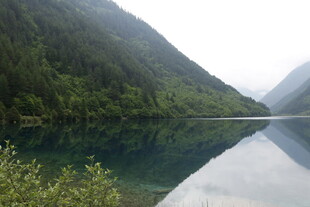 宁静山水湖景图