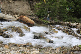 山间湍急溪流