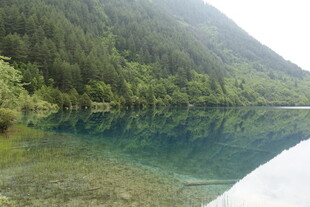 山间清透湖泊美景