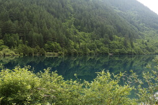 青山环绕的幽蓝湖泊