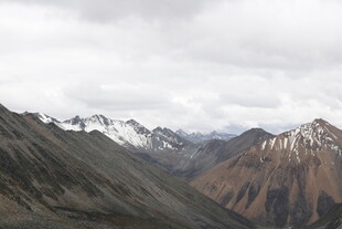 壮丽雪山山谷风景
